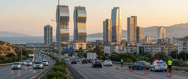 bayraklı trafik kazası avukatı: adliye ve finans merkezinde hukuki çözümler (2025) 3 bayraklı şehir hastanesi maluliyet raporu tazminat
